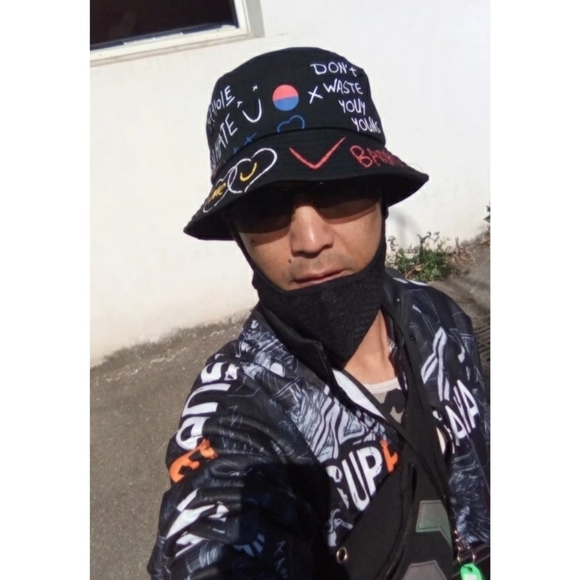 Graffiti Print Bucket Hat Black White - Picture 4 of 14